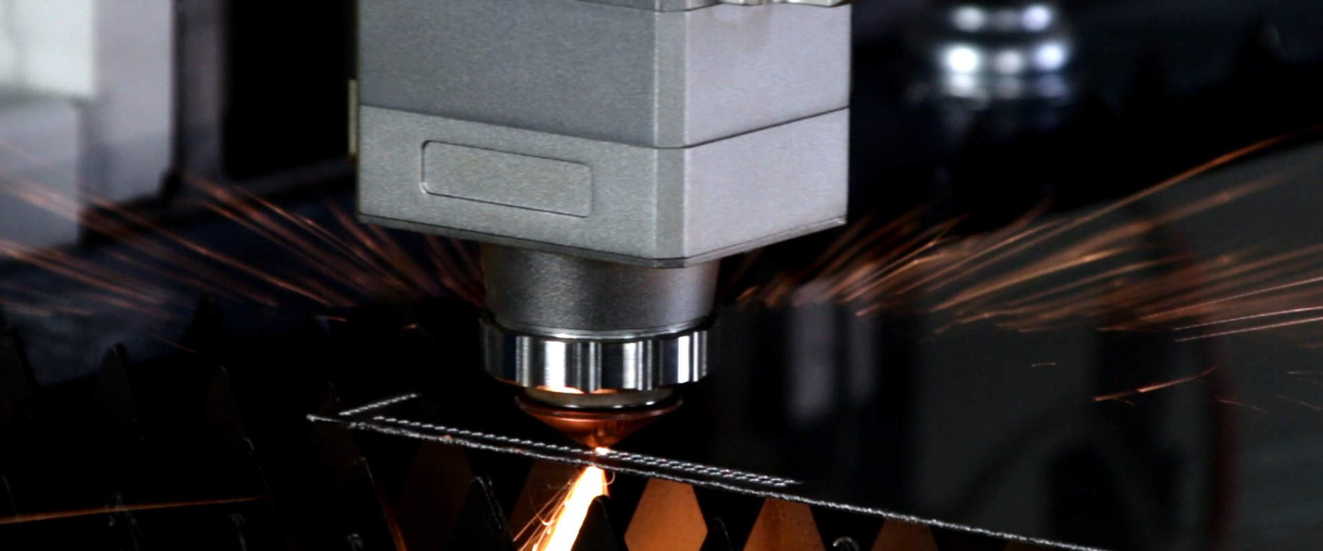 Warum ist der Blechzuschnitt bei einem Außenservice so unrentabel?